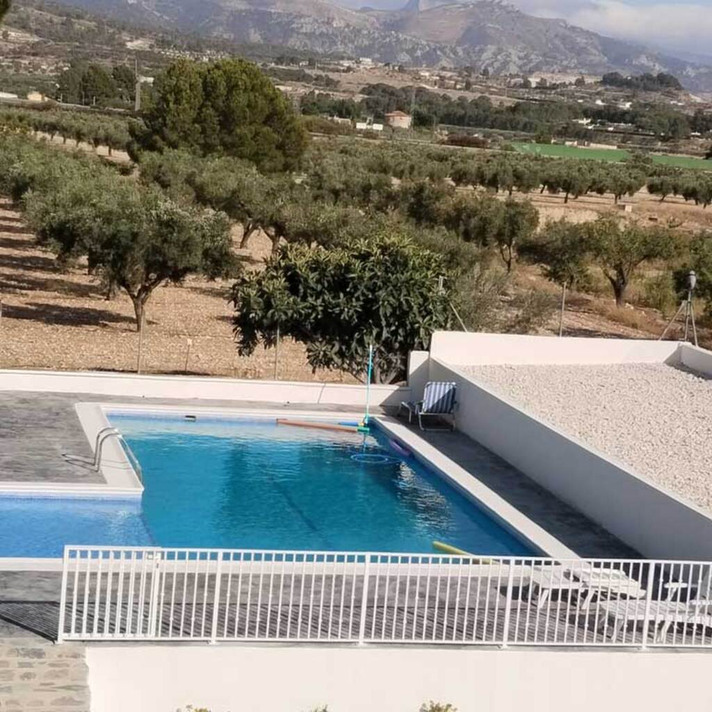 Realización piscina con garage